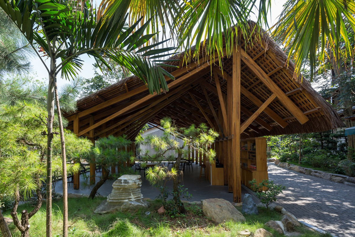 Do đó, nhóm thiết kế đưa ra giải pháp sử dụng chính những cây gỗ được trồng và chăm sóc trên mảnh đất đó nhằm lưu giữ lại những dấu tích thời gian trên vị trí được xây dựng. Ảnh: Hoàng Lê