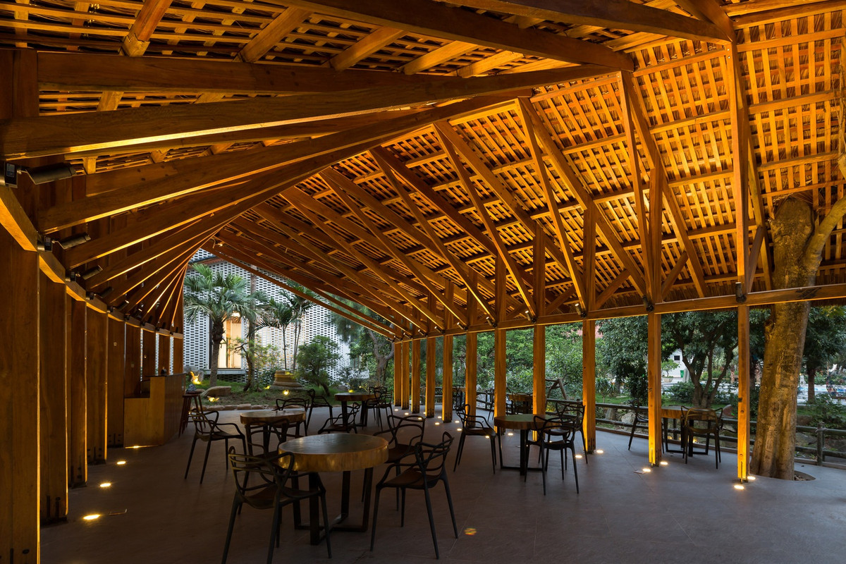  Mái nhà lợp bằng thân cây vọt – một loại cây cùng họ với cây dương xỉ tạo sự mộc mạc, tự nhiên và gần gũi với cảnh quan sẵn có. Ảnh: Hoàng Lê