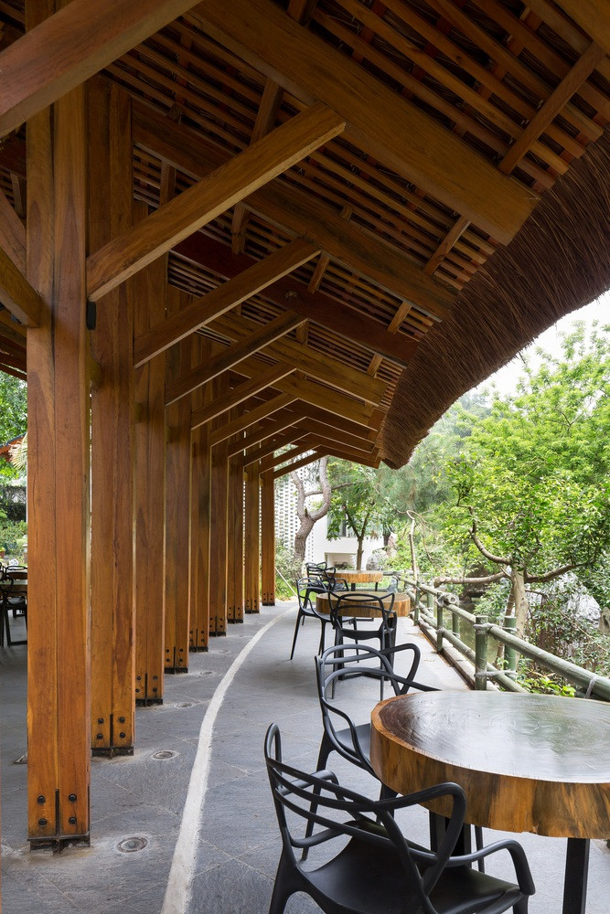 Tổng thể công trình tạo sự uyển chuyển trong thị giác tạo thành những nhịp điệu định trước mà công trình được ưu ái đặt tên là Nhịp điệu của gỗ. Ảnh: Hoàng Lê