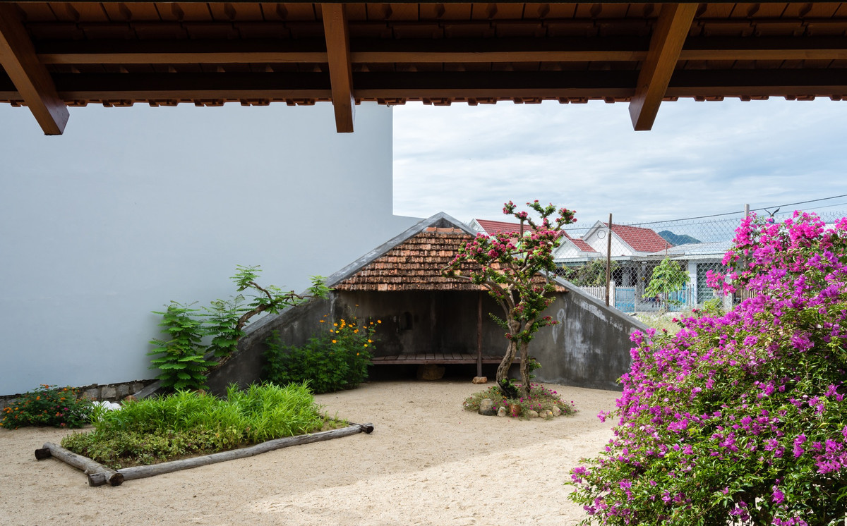 Khu vực sân trong không được trải bê tông hay gạch lát, thay vào đó là một tấm thảm cát giống như một bãi biển thu nhỏ. Ảnh: Quang Dam