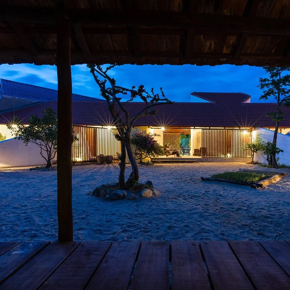 Khoảng sân đầy “cát” là điểm nhấn mà không phải ngôi nhà nào cũng có được. Ảnh: Quang Dam