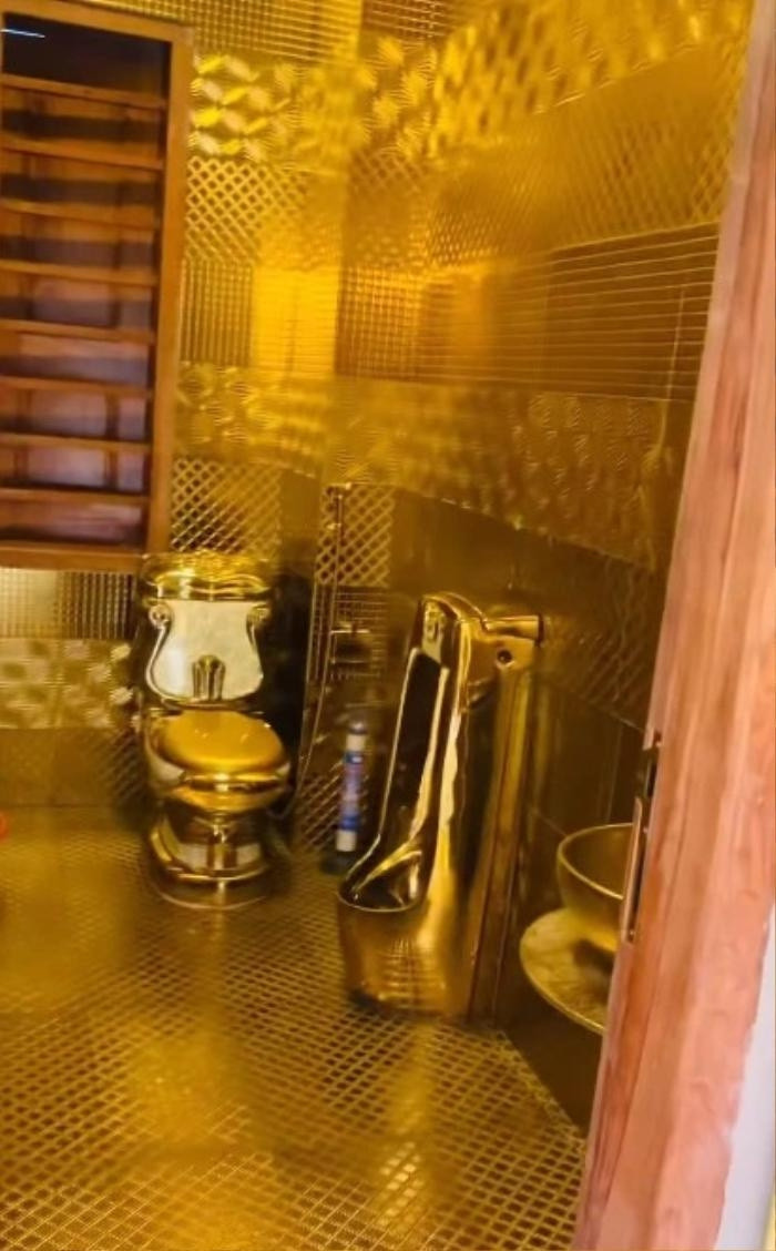 Nhà vệ sinh cũng được dát vàng sang chảnh. Ảnh: Facebook