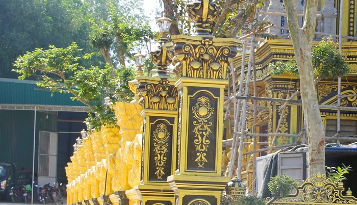 Phía ngoài tòa lâu đài được trang trí phù điêu, hoa văn cách điệu. Ảnh: Vietnamnet