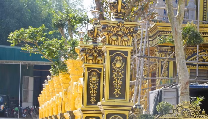 Phía ngoài tòa lâu đài được trang trí phù điêu, hoa văn cách điệu. Ảnh: Vietnamnet