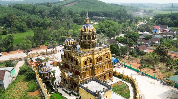 Tòa lâu đài tọa lạc trên khu đất rộng hơn 7.000 m2, trong đó diện tích khuôn viên nhà và sân vườn rộng khoảng 3.500 m2. Ảnh: FB Lâu đài Thoan Bình