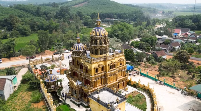 Tòa lâu đài tọa lạc trên khu đất rộng hơn 7.000 m2, trong đó diện tích khuôn viên nhà và sân vườn rộng khoảng 3.500 m2. Ảnh: FB Lâu đài Thoan Bình