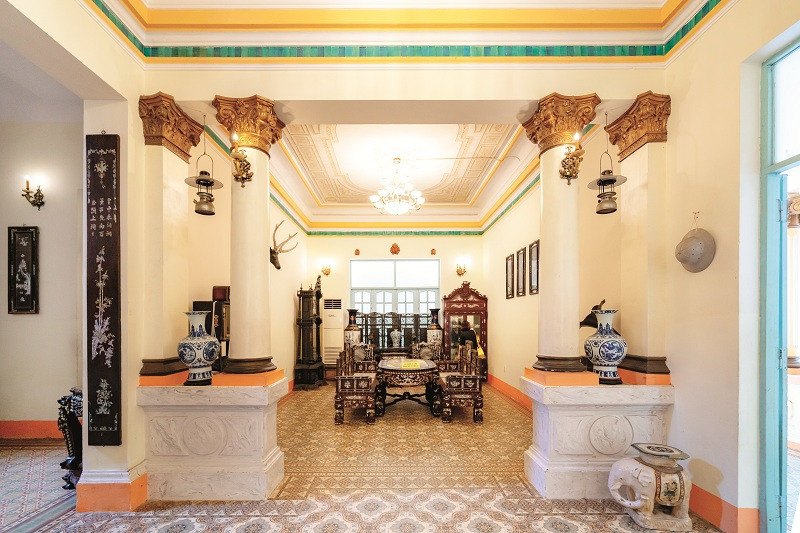 Tầng 1 gồm 2 phòng ngủ, phòng khách cùng 2 đại sảnh khá rộng. Tầng 2 gồm 3 phòng ngủ và hai đại sảnh khác rộng rãi. Ảnh: Vietnamnet