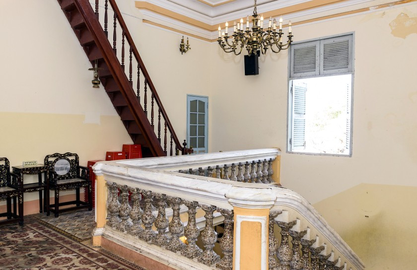 Cầu thang gỗ dẫn lên sân thượng là nơi cha của Công tử Bạc Liêu dùng để phơi tiền. Ảnh: Baophapluat