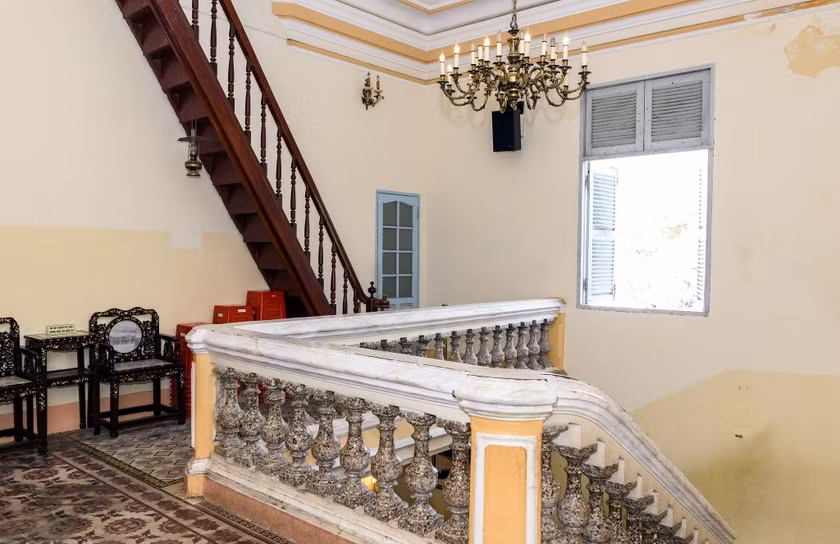 Cầu thang gỗ dẫn lên sân thượng là nơi cha của Công tử Bạc Liêu dùng để phơi tiền. Ảnh: Baophapluat