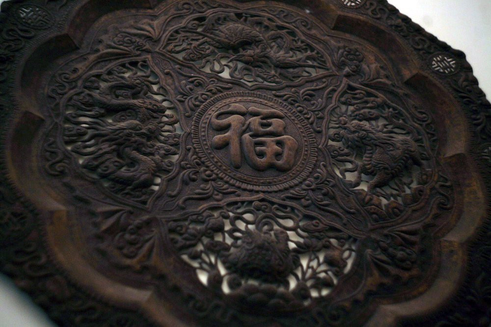 Ngoài vật dụng thường ngày, dinh thự cổ còn quy tụ nhiều món đồ cổ, đồ mỹ nghệ quý giá... Ảnh: Qpdesign