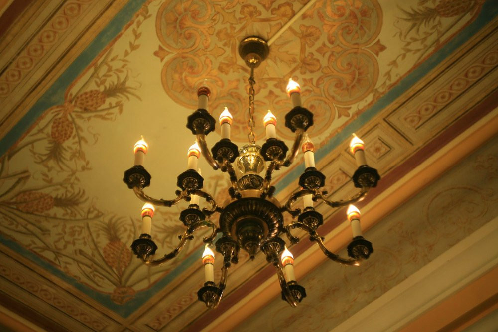 Đèn chùm lộng lẫy nhập khẩu từ Pháp. Ảnh: Qpdesign