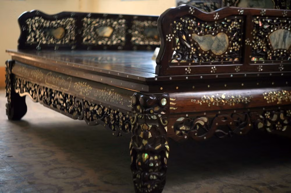 Sập dành cho khách đến chơi trong dinh thự. Ảnh: Qpdesign