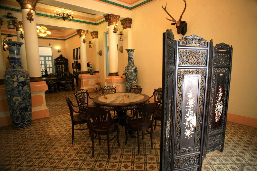 Từ bù lon con tán đến cây đinh đều được lựa chọn tỉ mỉ mang từ Pháp về. Ảnh: Qpdesign