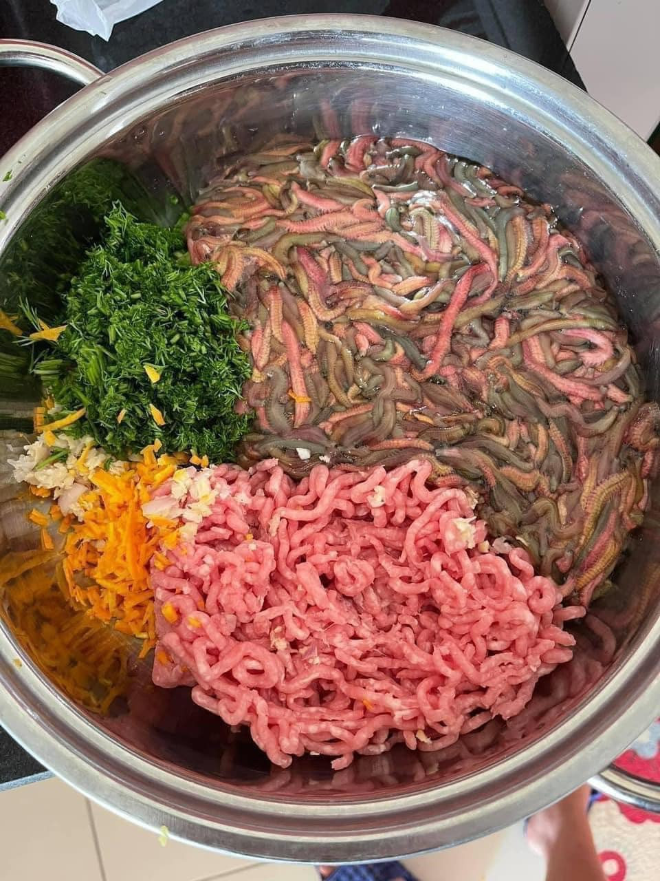 Rươi Tứ Kỳ nổi tiếng to và ngon. Những năm trước, giá rươi Tứ Kỳ không dưới 500.000 đồng/kg, nhưng năm nay đắt nhất cũng chỉ 330.000 đồng/kg. Ảnh: Facebook