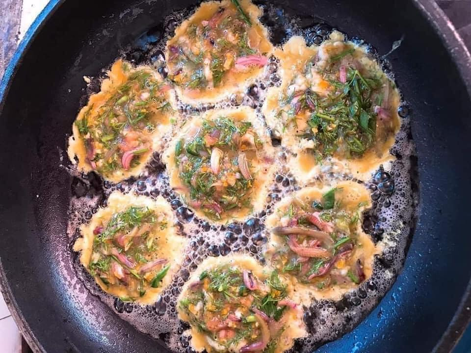 Rươi có thể nấu canh chua, kho với lá gừng hoặc làm chả rươi. Trong đó, chả rươi là món làm nhanh và tiện mà rất thơm, ngon. Ảnh: Facebook