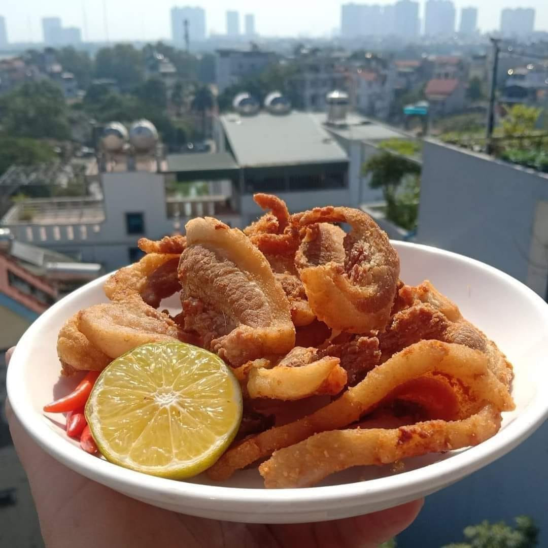 Để tiện cho khách mua hàng, tóp mỡ được các tiểu thương đóng túi hút chân không hoặc ép thành bánh. Ảnh: Facebook