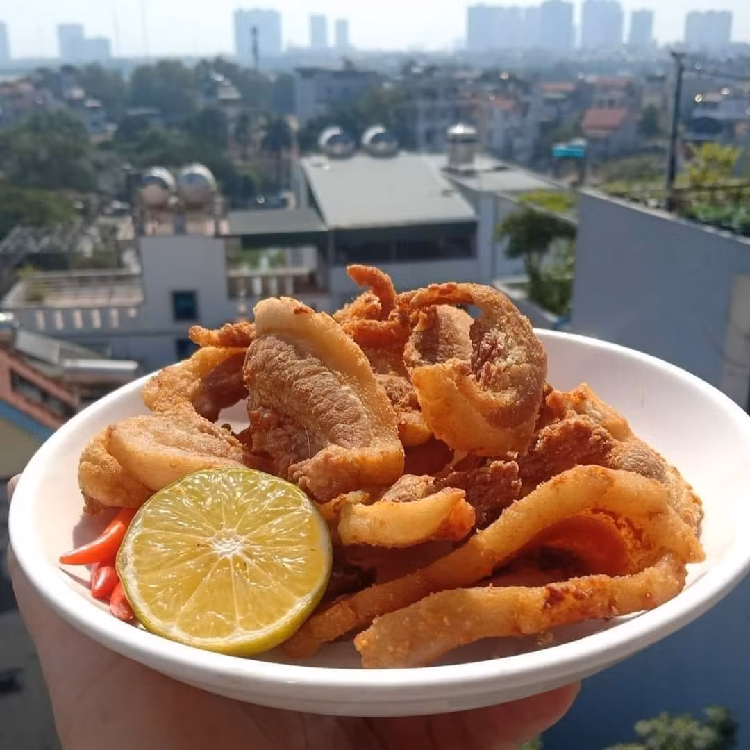 Để tiện cho khách mua hàng, tóp mỡ được các tiểu thương đóng túi hút chân không hoặc ép thành bánh. Ảnh: Facebook