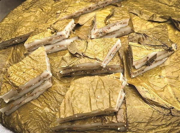 Bánh trứng kiến là đặc sản của người Tày ở vùng Cao Bằng, Bắc Kạn, mỗi năm chỉ có một lần. Vì vậy, khách muốn mua thường phải xếp hàng hoặc chờ cả tuần mới có hàng. Ảnh: Baocaobang