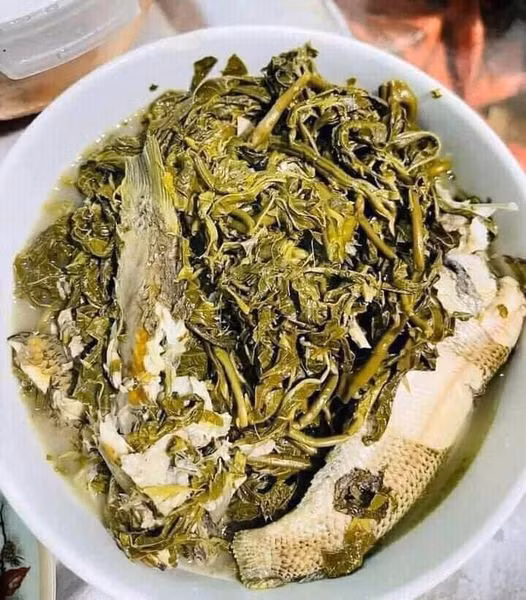 Trên chợ mạng, rau sắn muối chua được rao bán từ 45.000 - 65.000 đồng/kg hoặc 10.000 - 15.000 đồng/bát nhỏ. Ảnh: Facebook