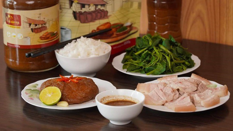 Nhờ sự phát triển của mạng xã hội, cà dầm tương - món ăn dân dã tưởng như đã thất truyền gần đây được nhiều người biết đến. Thậm chí, giá bán lên tới 50.000 đồng/quả. Ảnh: Cà dầm tương