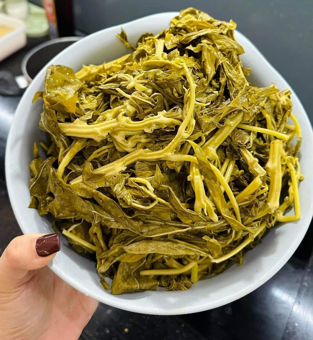 Rau sắn muối chua hay còn gọi dưa lá sắn vốn là món ăn dân dã ở Phú Thọ thời đói nghèo. Hiện nay, rau sắn muối trở thành đặc sản được nhiều chị em Hà Nội săn lùng, tìm mua. Ảnh: Facebook