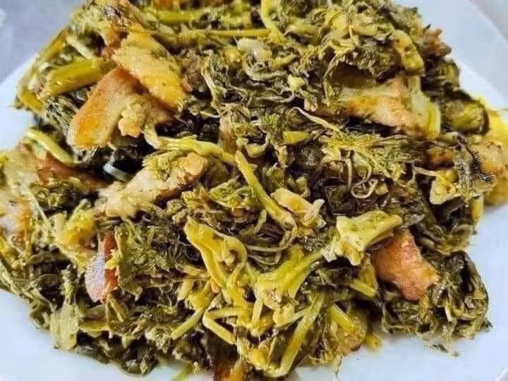 Rau sắn muối chua có thể nấu kèm với cá, ninh với xương làm món giải nhiệt hữu hiệu trong mùa hè. Ảnh: Facebook