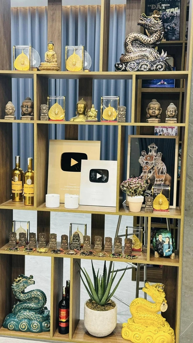 Lê Dương Bảo Lâm dành vị trí đẹp ở giữa phòng khách để trưng những hình ảnh làm nghề, quà tặng của fan cùng nhiều món đồ có giá trị kỷ niệm. Ảnh: FB Lê Dương Bảo Lâm