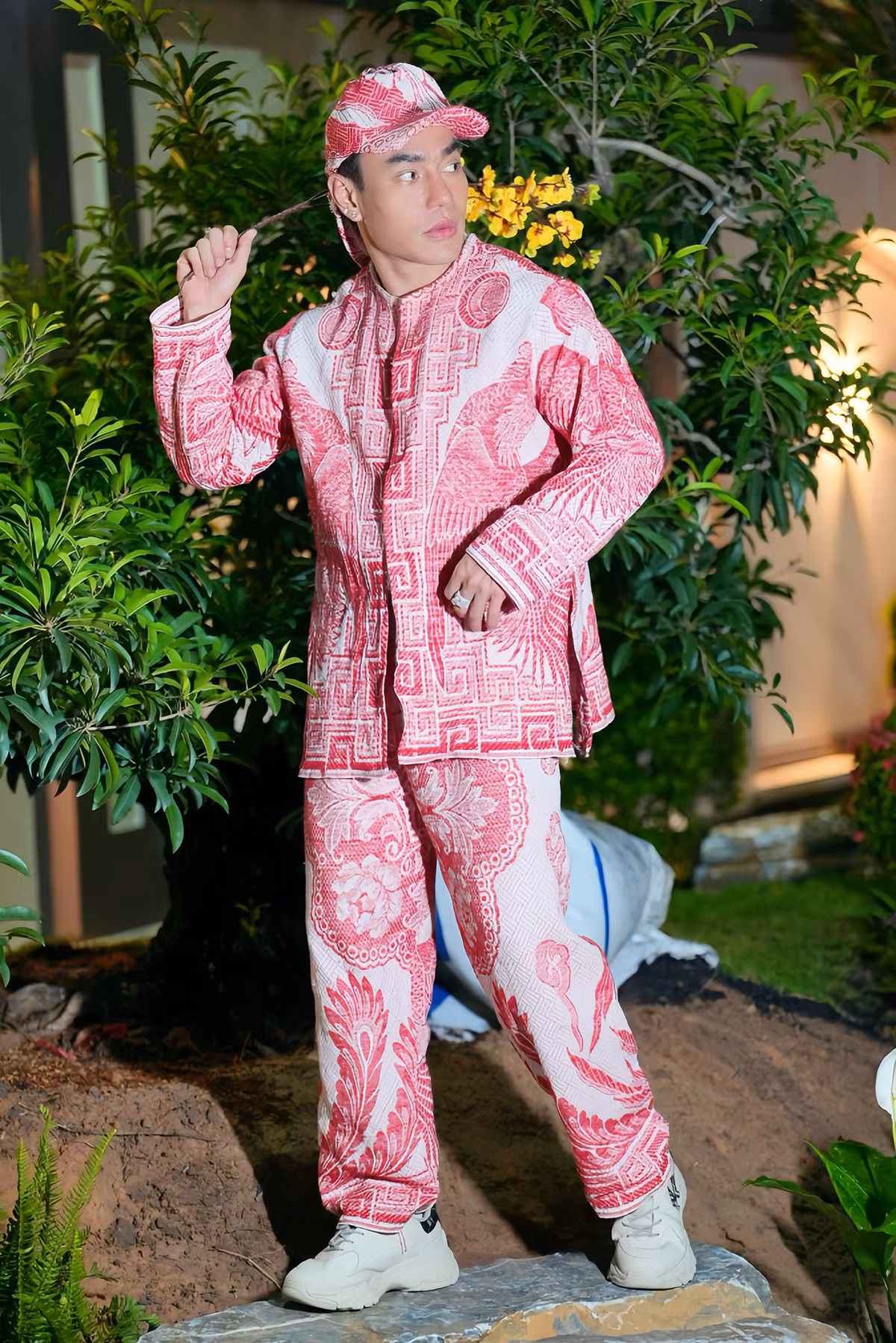 Khu vườn xinh xắn được bài trí nhiều phiến đá, hoa cỏ ngập tràn. Ảnh: FB Lê Dương Bảo Lâm