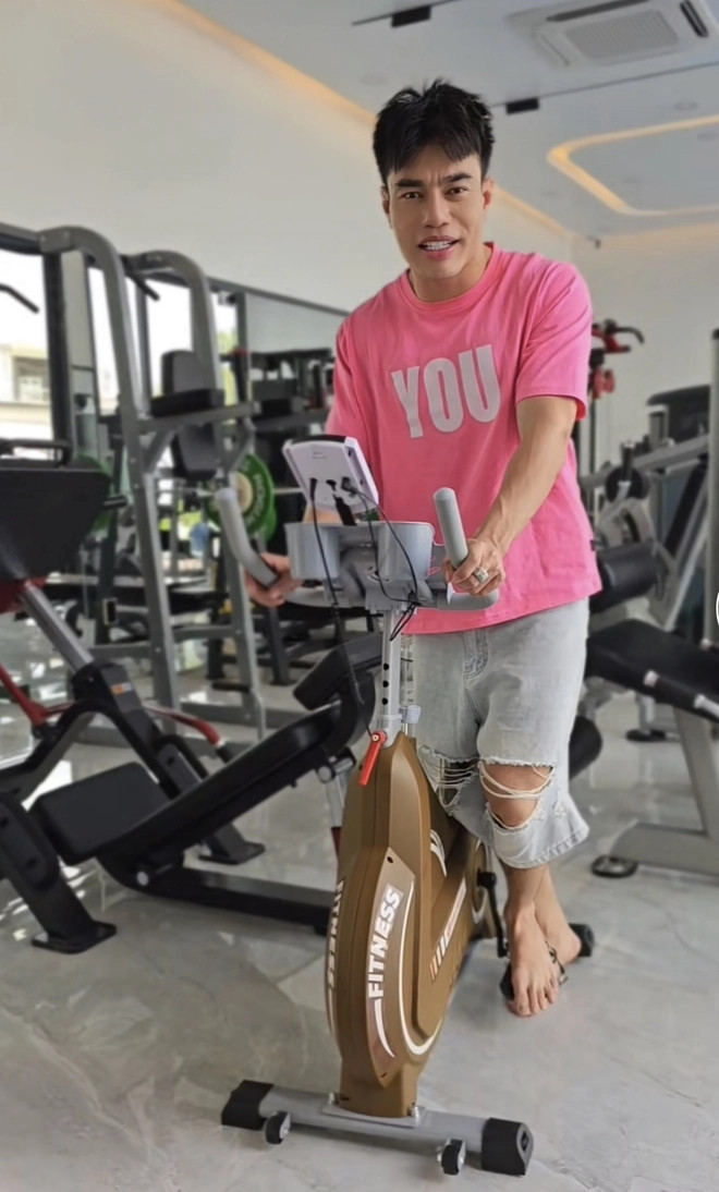 Trong nhà còn có phòng tập gym với đầy đủ thiết bị hiện đại. Ảnh chụp màn hình