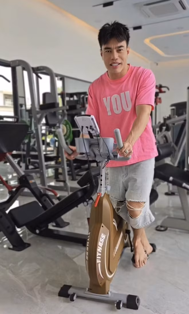 Trong nhà còn có phòng tập gym với đầy đủ thiết bị hiện đại. Ảnh chụp màn hình