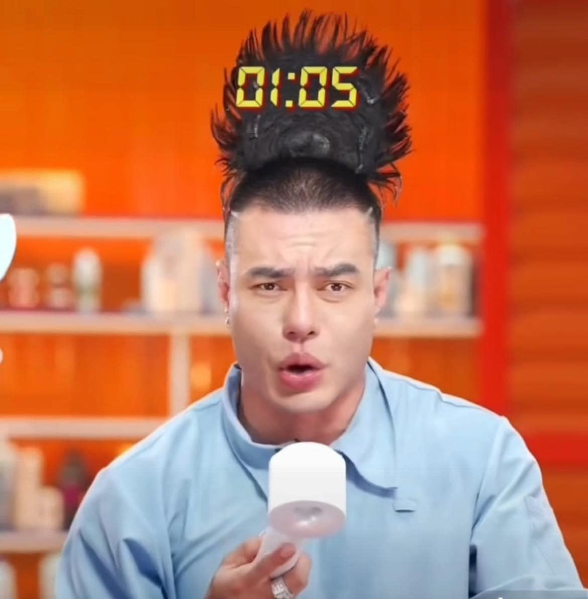 Mới đây, Lê Dương Bảo Lâm trở thành tâm điểm bàn tán vì những phát ngôn và hành động lố lăng trong phiên livestream bán hàng vài ngày trước. Sau hành động gây tranh cãi, Lê Dương Bảo Lâm lên tiếng xin lỗi và cho biết sẽ rút kinh nghiệm. Ảnh: FB Lê Dương Bảo Lâm