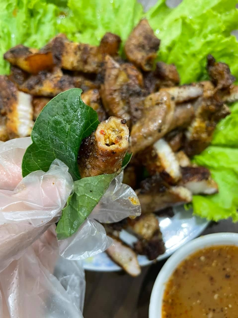 Lá dổi đất được sử dụng như một loại gia vị cho nhiều loại thịt và hải sản. Lá non dùng để nấu chín, chiên hoặc ăn kèm với các loại khác. Ảnh: Hoanglonggarden