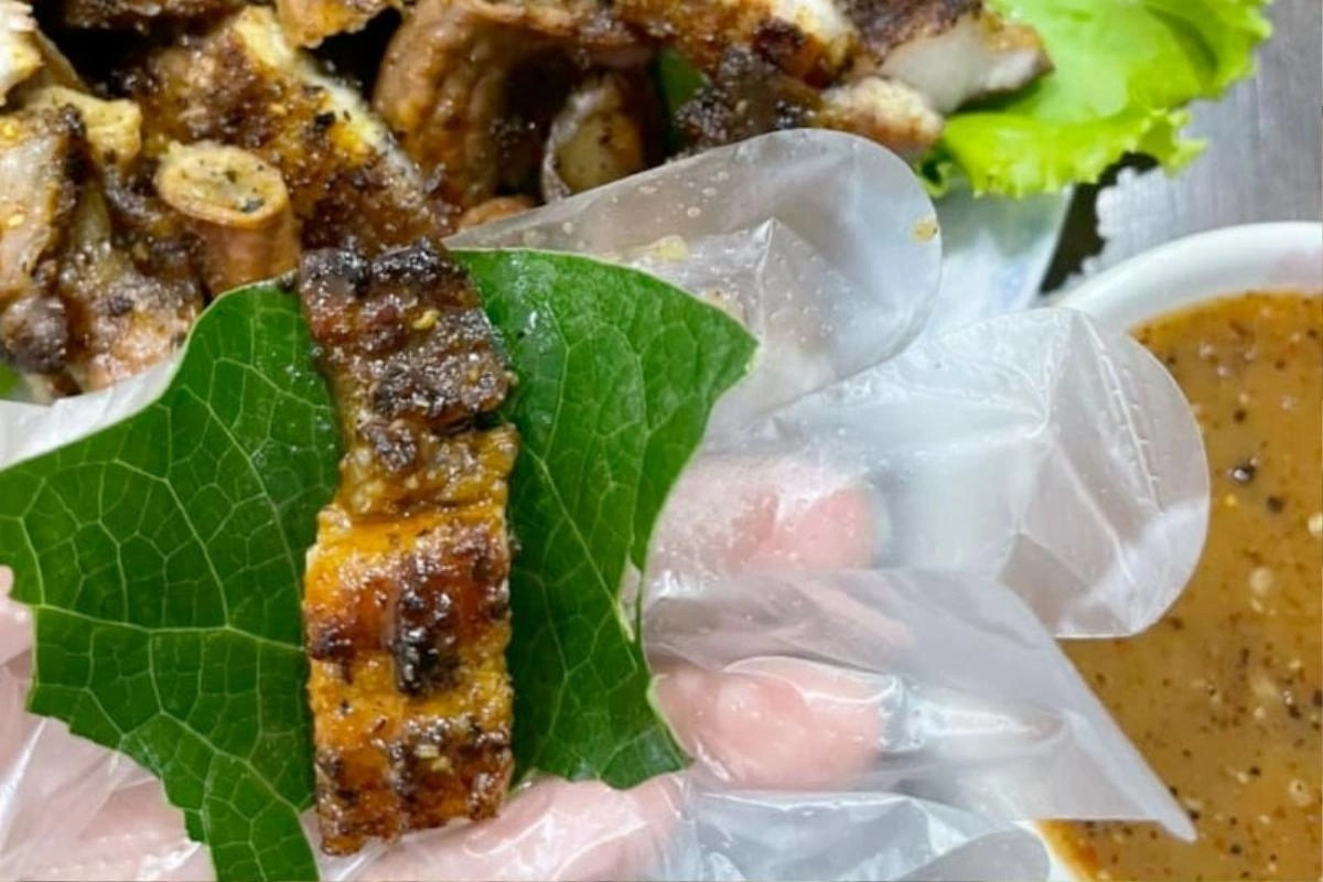 Thời gian gần đây, dổi đất được người thành phố biết tới nhiều hơn. Thậm chí tại các nhà hàng, quán nướng, lá dổi đất được các đầu bếp sử dụng để nướng hoặc để ăn kèm với các loại thịt, hải sản nướng. Ảnh: Saostar