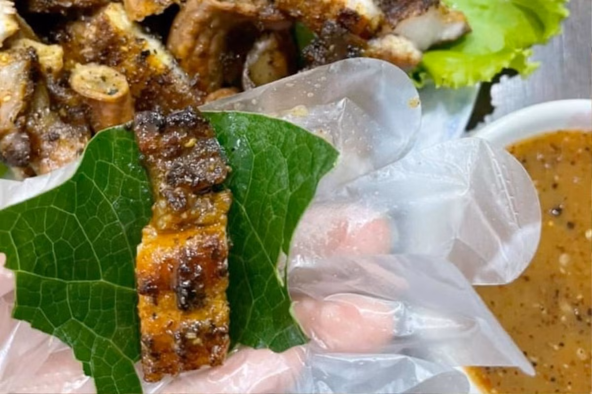 Thời gian gần đây, dổi đất được người thành phố biết tới nhiều hơn. Thậm chí tại các nhà hàng, quán nướng, lá dổi đất được các đầu bếp sử dụng để nướng hoặc để ăn kèm với các loại thịt, hải sản nướng. Ảnh: Saostar