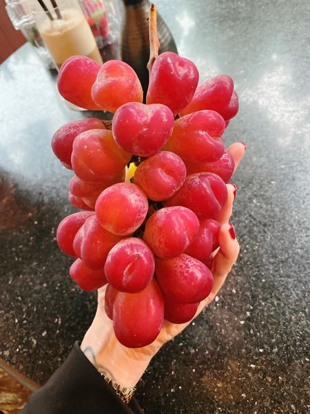 Thời gian gần đây, nho trái tim xuất xứ Nhật Bản được nhiều người tiêu dùng Việt ưa chuộng dù giá bán 1,5 - 2,2 triệu đồng cho mỗi chùm 600-800g. Ảnh: FB Nguyễn Huyền