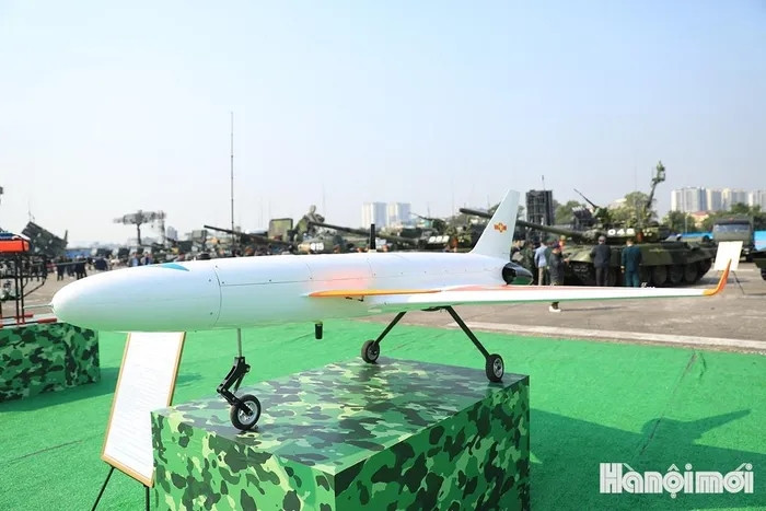 UAV DIS-18 tốc độ tối đa đạt 360km/h, phạm vi hoạt động 100km với độ cao 5.000m được sử dụng làm mục tiêu bay cho khí tài tên lửa phòng không tầm trung và xa.