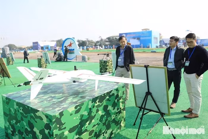 Ngoài dòng chiến đấu, tại khu vực còn trưng bày nhiều loại UAV với mục đích sử dụng khác nhau, như: Trinh sát, làm mục tiêu bay cho khí tài tên lửa…