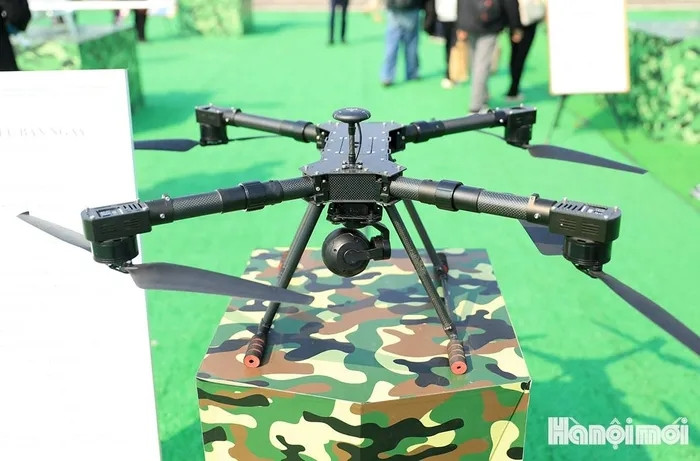 UAV-100AI bám bắt mục tiêu ban ngày với kích thước nhỏ, tốc độ tối đa đạt 60km/h và nhận dạng mục tiêu khoảng 150m.