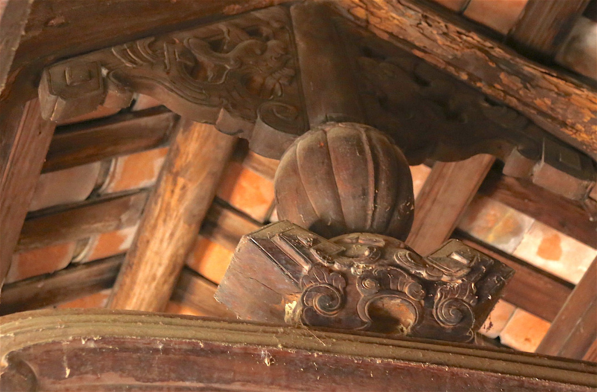 Nhiều chi tiết như cột, kèo, xuyên, trính, đầu hồi....đều được chạm khắc công phu, tinh xảo. Ảnh: Tiền phong