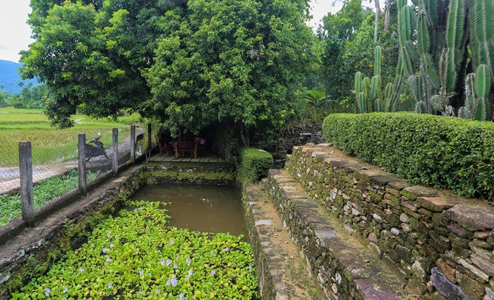 Phía trước nhà là ao làm bằng đá núi. Ảnh: Vietnamnet