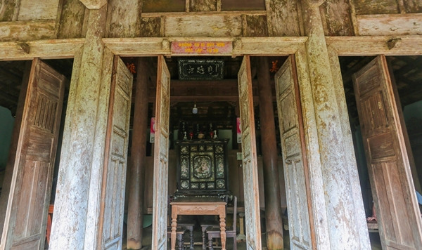 Mỗi căn nhà có 12 cánh cửa bằng gỗ mít. Ảnh: Vietnamnet