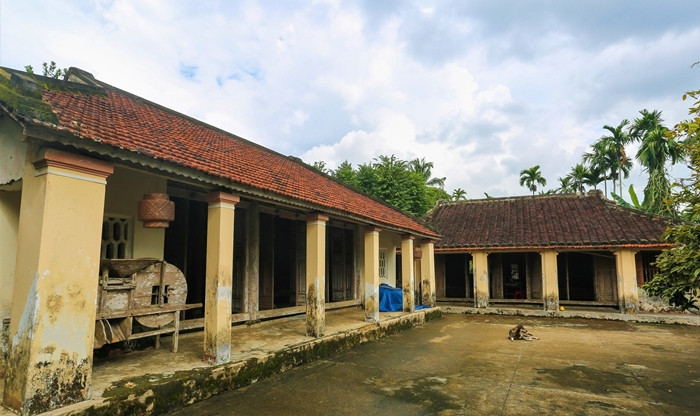 Khu nhà gồm 2 khối nhà trên và nhà dưới, được làm theo kiểu thức nhà rường 3 gian, 2 chái. Ảnh: Vietnamnet