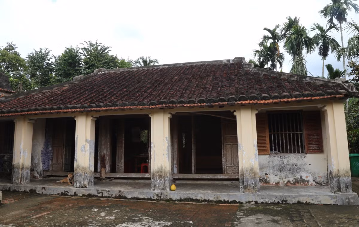 Trong đó, ngôi nhà dưới xây dựng cách đây gần 200 năm. Nhà có 36 cột bằng gỗ khối chắc chắn. Ảnh: Tiền phong