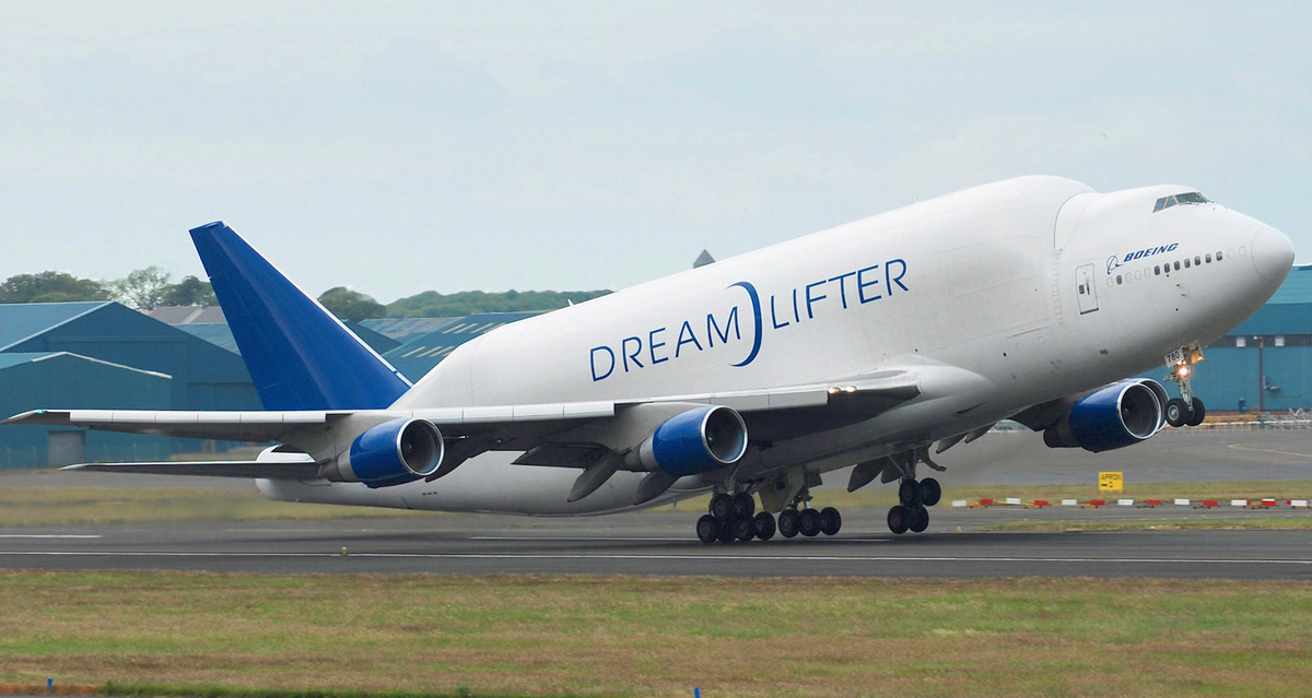 Boeing Dreamlifter cần thiết cho chuỗi cung ứng của Boeing, vận chuyển các bộ phận nhưu thân máy bay và cánh cho Boeing 787 Dreamliner trên toàn cầu. Thiết kế đuôi xoay độc đáo cho phép dễ dàng chất và dỡ hàng hóa quá khổ, khiến Boeing Dreamlifter trở thành một tài sản quan trọng trong hậu cần hàng không hiện đại. Ảnh: Wiki