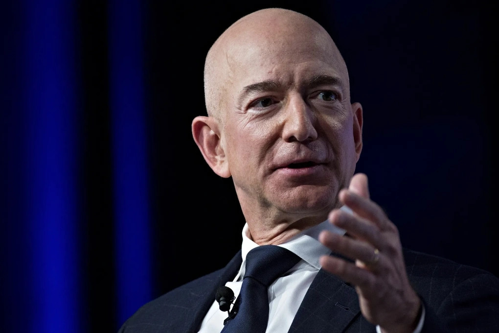 Trong một bài đăng trên nền tảng X, tỷ phú Jeff Bezos từng khen ngợi sự can đảm của Trump sau vụ ám sát hụt hồi tháng 7. Tuy nhiên, ông chủ Amazon vẫn chưa công khai ủng hộ bất kỳ ứng cử viên nào. Ảnh: Bloomberg