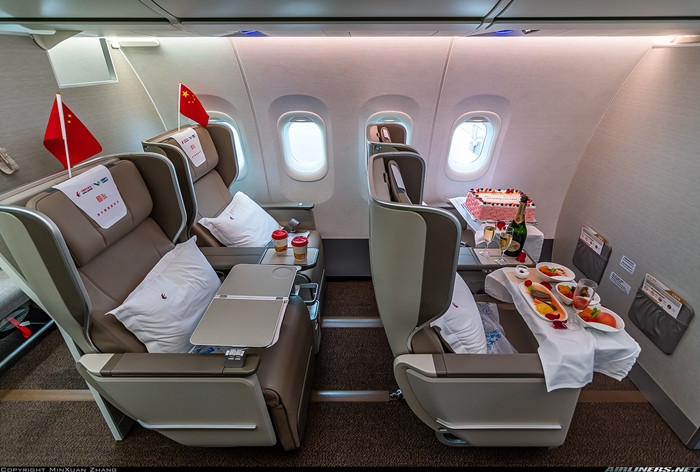 C919 có hai hàng thương gia với 8 ghế bọc da, màu nâu nhạt, có thể tùy chỉnh độ ngả theo nhu cầu khách hàng. Ảnh: Airliners