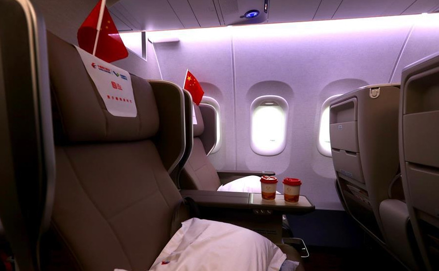 Hệ thống ánh sáng trong khoang khách có thể tùy chỉnh đến 10 chế độ màu sắc. Ảnh: Sanghai Daily