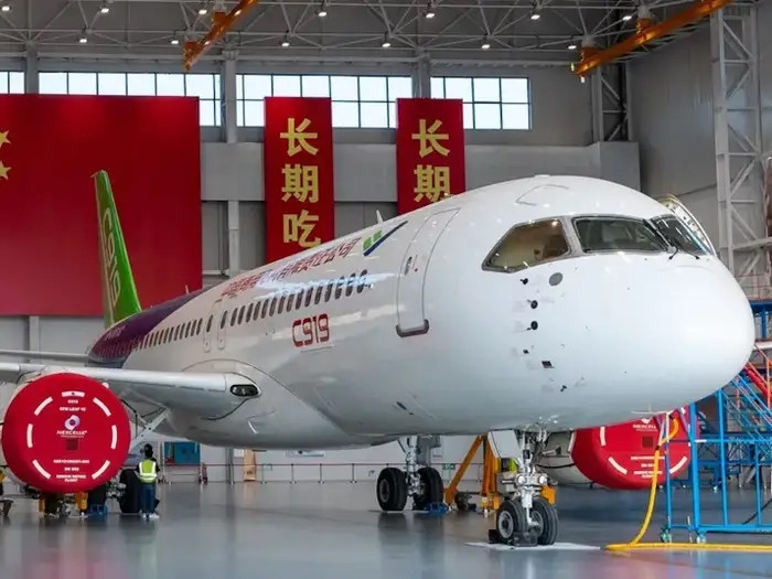 Dựa trên thông số kỹ thuật, C919 nằm trong phân khúc cạnh tranh trực tiếp với hai "ông lớn" Airbus A320neo và Boeing 737 MAX. Ảnh: BI