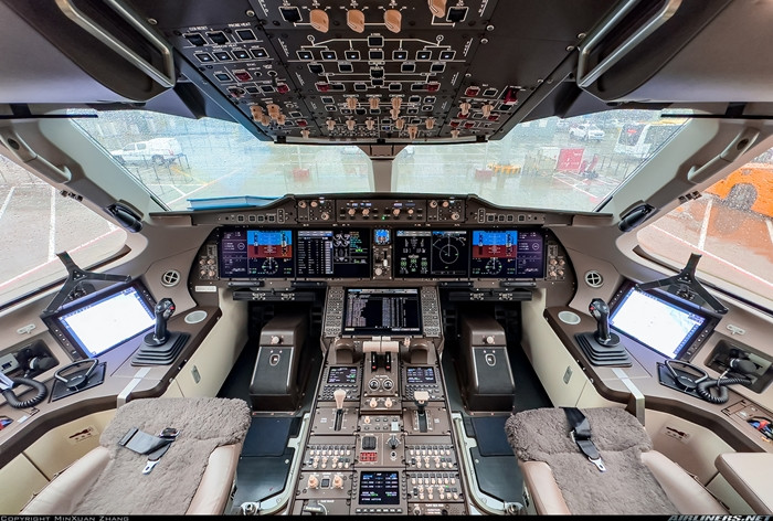 Khoang lái có 5 màn hình LCD 15,4 inch hiển thị trước mặt các phi công. Ảnh: Airliners