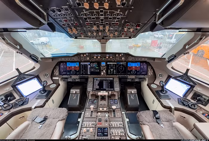Khoang lái có 5 màn hình LCD 15,4 inch hiển thị trước mặt các phi công. Ảnh: Airliners
